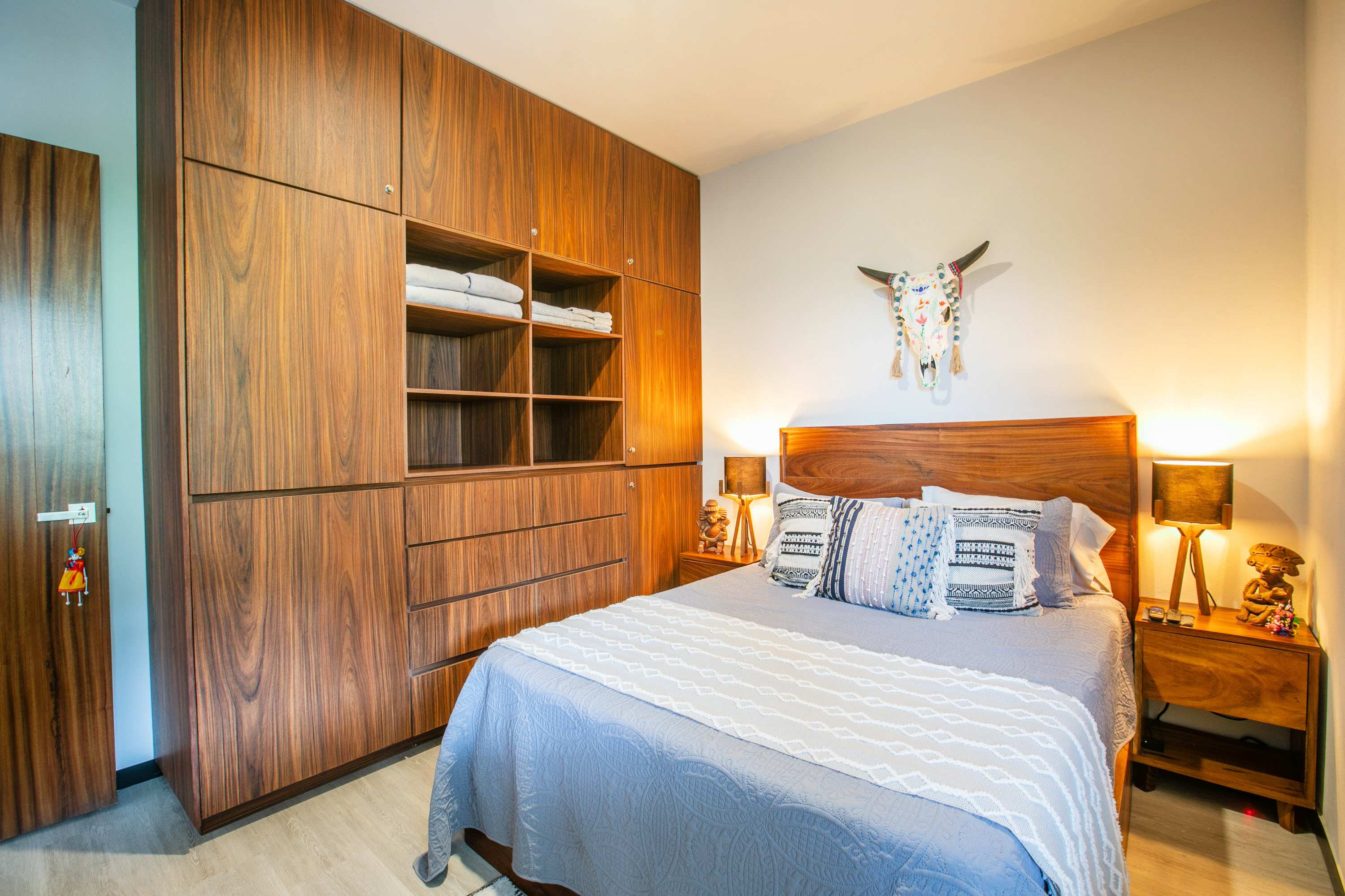 Guest bedroom with built-in wardrobe